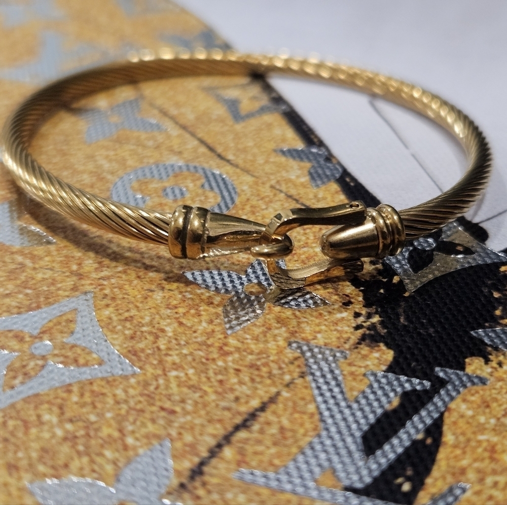 NEW Gold-Tone Stainless Horseshoe Closure Bangle Bracelet